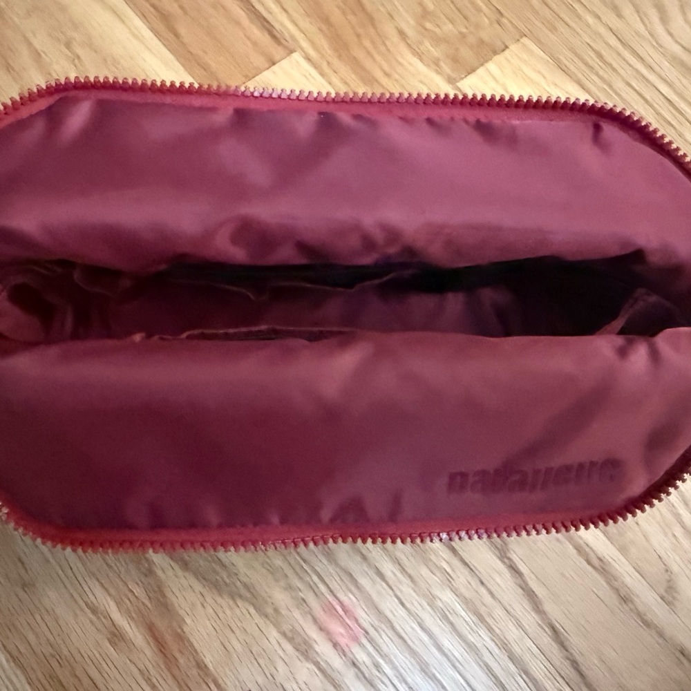 Parallelle dark red small makeup case - image 5